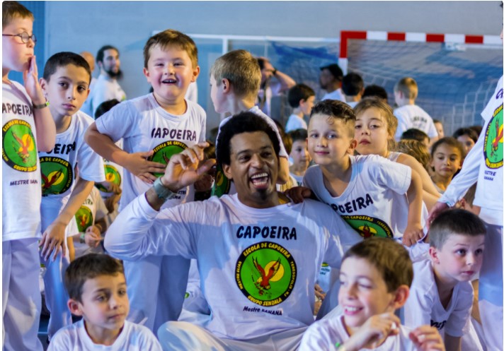 La capoeira : des racines de l’esclavage aux tatamis du monde entier